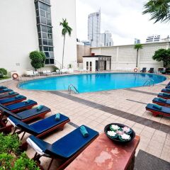 Отель Triple Two Silom Бангкок бассейн