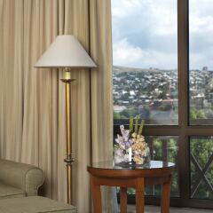 Отель Courtyard by Marriott Tbilisi комната для гостей