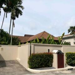 Отель Two Villas Holiday Phuket Onyx Style Nai Harn Beach парковка