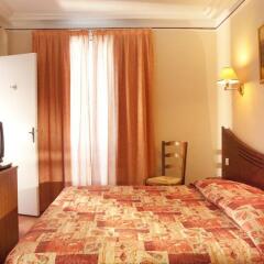 Отель Hôtel Londres Saint Honoré сейф в номере