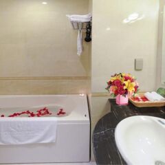 Отель Golden Dragon Hotel - Rong Vang Вьетнам, Нячанг - 8 отзывов об отеле, цены и фото номеров - забронировать отель Golden Dragon Hotel - Rong Vang онлайн ванная фото 2