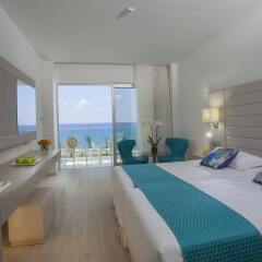 King Evelthon Beach Hotel & Resort комната для гостей