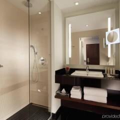 Отель Radisson Blu Royal Hotel Brussels Бельгия, Брюссель - 8 отзывов об отеле, цены и фото номеров - забронировать отель Radisson Blu Royal Hotel Brussels онлайн ванная фото 2