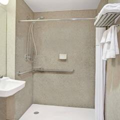 Отель Days Inn by Wyndham Jamaica / JFK Airport ванная