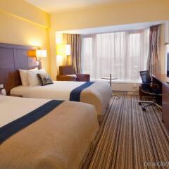 Гостиница Crowne Plaza Moscow World Trade Centre в Москве - забронировать гостиницу Crowne Plaza Moscow World Trade Centre, цены и фото номеров Москва комната для гостей фото 4