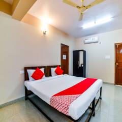Отель OYO 33458 Colours Fly Guest House Гоа сейф в номере