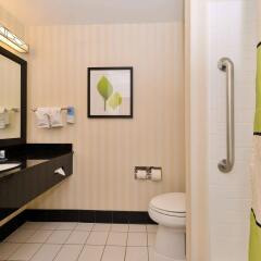 Отель Fairfield Inn And Suites By Marriott Columbus West Колумбус ванная
