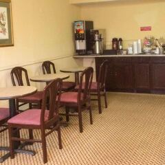 Отель Travelodge Columbus East гостиничный бар