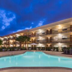 Отель Wyndham Garden Baton Rouge бассейн