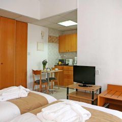 Отель Chrielka Hotel Apartments Кипр, Лимассол - отзывы, цены и фото номеров - забронировать отель Chrielka Hotel Apartments онлайн комната для гостей фото 2