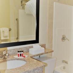 Отель Ramada Staten Island ванная фото 3