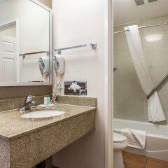 Отель Comfort Inn Los Angeles near Hollywood США, Лос-Анджелес - отзывы, цены и фото номеров - забронировать отель Comfort Inn Los Angeles near Hollywood онлайн ванная