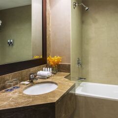 Отель Four Points By Sheraton Sheikh Zayed Road ОАЭ, Дубай - 1 отзыв об отеле, цены и фото номеров - забронировать отель Four Points By Sheraton Sheikh Zayed Road онлайн ванная