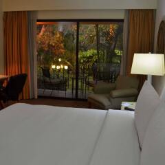 Отель Wyndham Garden Guadalajara Expo комната для гостей