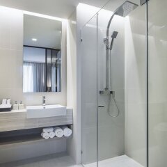 Отель X2 Vibe Pattaya Seaphere Таиланд, На Чом Тхиан - отзывы, цены и фото номеров - забронировать отель X2 Vibe Pattaya Seaphere онлайн ванная