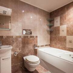 Отель FM Deluxe 1-BDR Apartment - Scandinavia Болгария, София - отзывы, цены и фото номеров - забронировать отель FM Deluxe 1-BDR Apartment - Scandinavia онлайн ванная