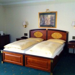 Hotel Friesacher Аниф сейф в номере