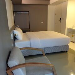 Отель Silom Studios сейф в номере
