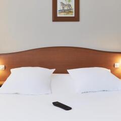 Отель Hôtel Kyriad Saint Quentin en Yvelines - Montigny Франция, Монтиньи ле Бретоне - отзывы, цены и фото номеров - забронировать отель Hôtel Kyriad Saint Quentin en Yvelines - Montigny онлайн комната для гостей