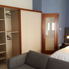 Отель D Townhouse сейф в номере