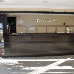 Отель Canadian Inn Канада, Суррей - отзывы, цены и фото номеров - забронировать отель Canadian Inn онлайн интерьер отеля