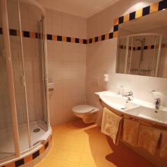 Aktivhotel Zur Rose in Steinach am Brenner, Austria from 148$, photos, reviews - zenhotels.com bathroom photo 3