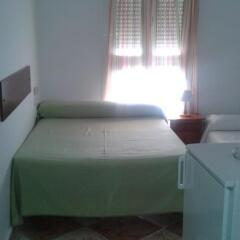 Отель Hostal Los Valencianos Испания, Кониль-де-ла-Фронтера - отзывы, цены и фото номеров - забронировать отель Hostal Los Valencianos онлайн комната для гостей фото 3
