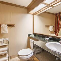 Отель Best Western Plus Port O'Call Hotel Канада, Калгари - отзывы, цены и фото номеров - забронировать отель Best Western Plus Port O'Call Hotel онлайн ванная