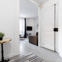Апартаменты Eiffel Tower - Pont de l'Alma Apartment комната для гостей фото 4