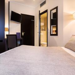 Hotel Le A сейф в номере
