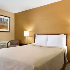 Отель Travelodge by Wyndham Toronto East комната для гостей фото 5