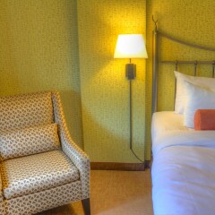 Отель Banff Caribou Lodge and Spa комната для гостей фото 3