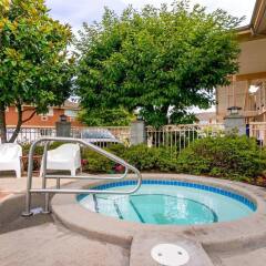 Отель Comfort Inn & Suites North Vancouver Канада, Аптаун - отзывы, цены и фото номеров - забронировать отель Comfort Inn & Suites North Vancouver онлайн бассейн фото 2