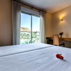 Отель El Plantio Golf Resort сейф в номере