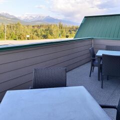 Отель Canadas Best Value Inn Valemount балкон