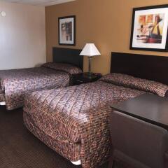 Отель German Village Inn Motel комната для гостей