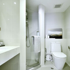 Отель Roomme Hospitality Nang Linchee Branch Бангкок ванная