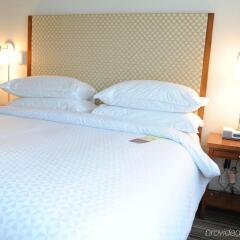 Отель Four Points by Sheraton Columbus Ohio Airport США, Колумбус - отзывы, цены и фото номеров - забронировать отель Four Points by Sheraton Columbus Ohio Airport онлайн комната для гостей фото 2