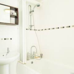 Отель Bright and Spacious 1 Bedroom Flat With Garden Брайтон ванная