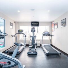 Отель Sandman Hotels & Suites Calgary West Канада, Калгари - отзывы, цены и фото номеров - забронировать отель Sandman Hotels & Suites Calgary West онлайн фитнесс-зал фото 3