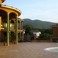 Отель Milbrooks Resort бассейн