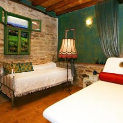 Отель Osmarski Houses Болгария, Шумен - отзывы, цены и фото номеров - забронировать отель Osmarski Houses онлайн комната для гостей фото 4