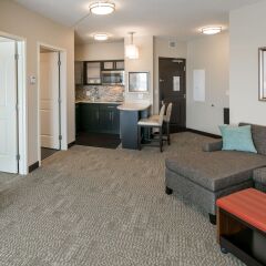 Отель Staybridge Suites Saskatoon - University комната для гостей фото 3