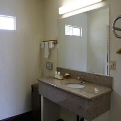 Отель American Inn & Suites LAX Airport ванная