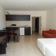 Апартаменты Menada Forum Apartments Солнечный берег комната для гостей фото 2