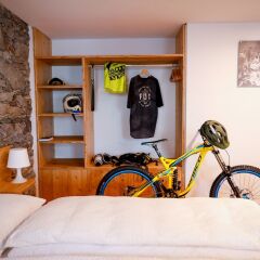 Отель Bed&Bike Tremola San Gottardo Айроло сейф в номере