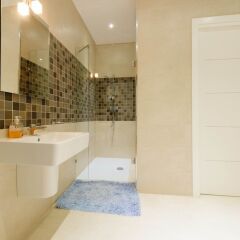 Отель Charming Seafront Apartment, Perfect for Families Мальта, Слима - отзывы, цены и фото номеров - забронировать отель Charming Seafront Apartment, Perfect for Families онлайн ванная