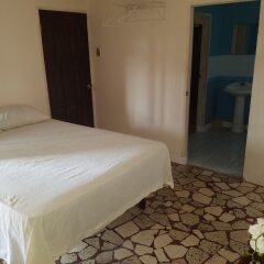Отель The Cozy Family Inn Guesthouse Ямайка, Порт Антонио - отзывы, цены и фото номеров - забронировать отель The Cozy Family Inn Guesthouse онлайн комната для гостей фото 4