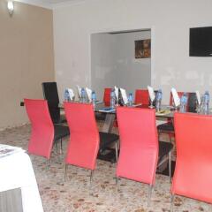 Отель Charlies Place And Suite