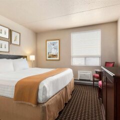Отель Travelodge by Wyndham Calgary International Airport South Канада, Калгари - отзывы, цены и фото номеров - забронировать отель Travelodge by Wyndham Calgary International Airport South онлайн комната для гостей фото 5